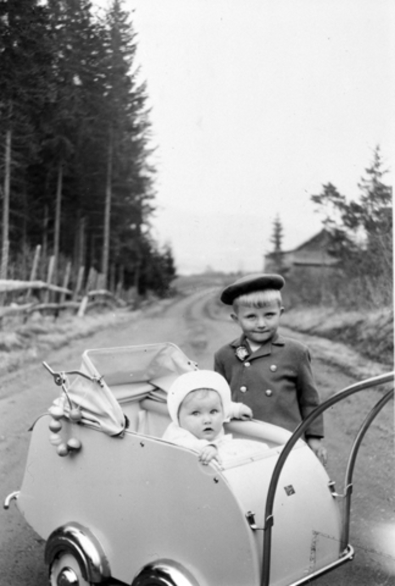 Anno Domkirkeodden, Aud Bakken i barnevogn, Geir Bakken, Bureiservegen, Ringsaker, 1957.