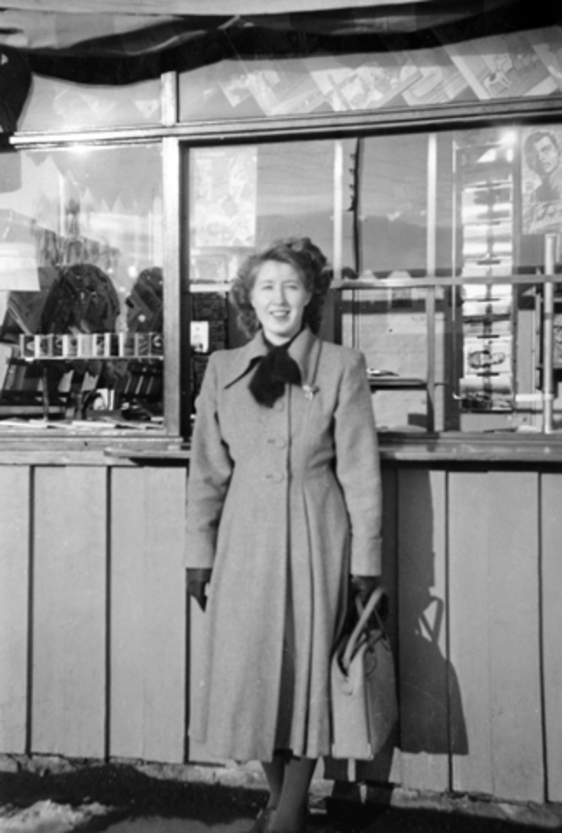 Anno Domkirkeodden, Solveig Lehne (gift Bakken) utenfor Narvesenkiosken på Brumunddal jernbanestasjon i 1952.