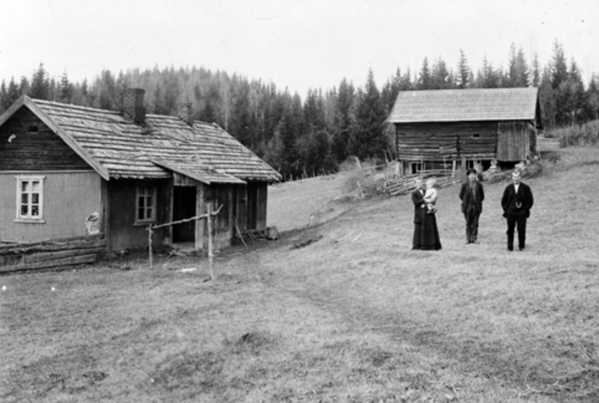 Anno Domkirkeodden, Eksteriør, Hovelsrudstuen, Nes, Hedmark. Til venstre Ragnhild Rønningen med datter Margit F.1912 på armen, ukjent, Julius Tålesen Rønningen.