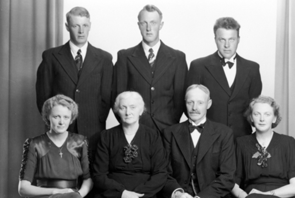 Anno Domkirkeodden, Familie Glorud i Nordstu, Stavsjø, Hedmark. Foran fra venstre er Ester (1912-1989), Anna (1886-1966), Karl Johannessen Glorud (1887-1970), Martha f.1920. Bak fra venstre er Johannes (1914-1982), Kristian f.1923, Olav f. 1915.