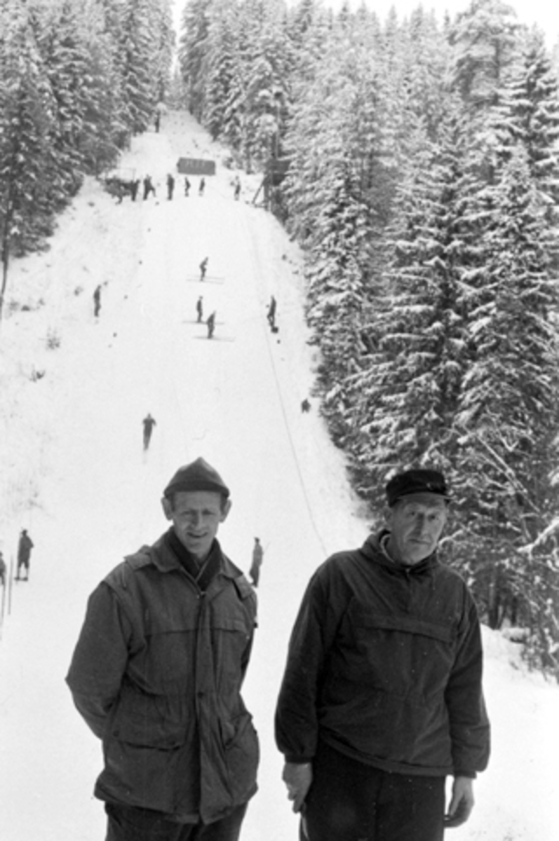 Anno Domkirkeodden, Kretsrenn i Eiksbakken. Fra venstre er Ole Moen f.1922, Helge Lysthaug f.1908.