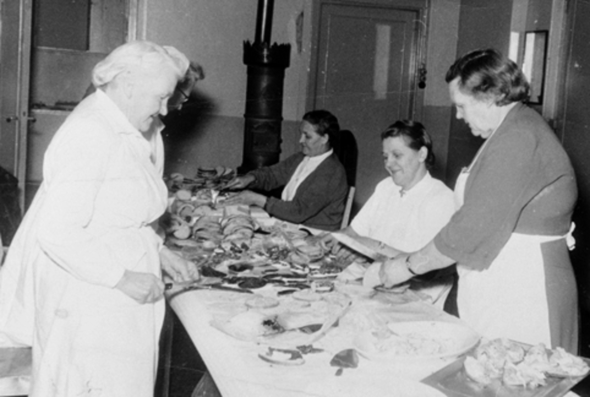 Anno Domkirkeodden, Bjørktun forsamlingslokale i 1940-årene. Dugnadsarbeid med smørbrødskjæring, kvinnen i mørk jakke er Agnes Bakken resten ukjent.