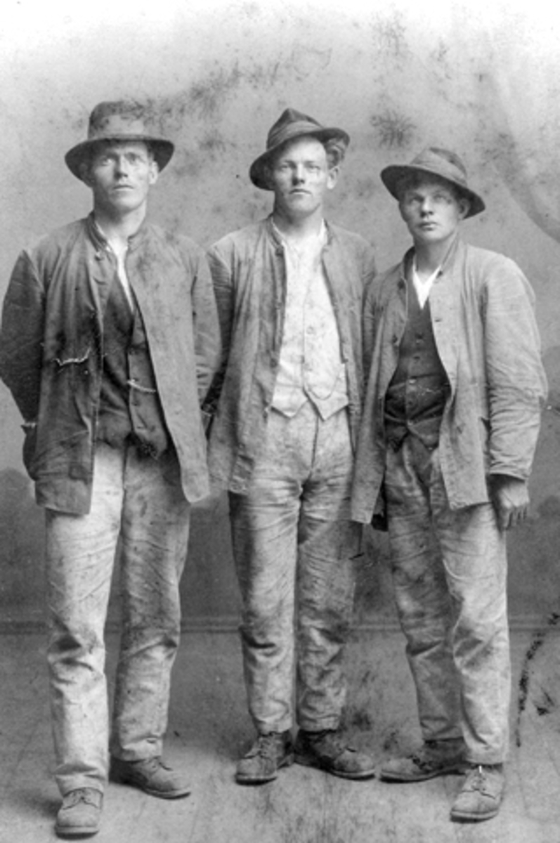Anno Domkirkeodden, Menn med hatt i arbeidsklær. Fra venstre Oskar Linnerud, Emil Søberg og Sigurd Langseth. Søberg var i mange år sekretær i Nes Arbeiderforening, Nes, Hedmark