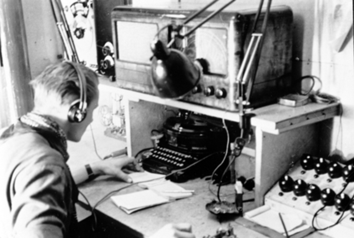 Anno Domkirkeodden, Telegrafist Finn Pay, motstandsbevegelsen under 2. verdenskrig, holdt til i en tørrlagt brønn på Kvalstua på Hovinsholm, Helgøya i Ringsaker. Radio, telegraf, se også 412-14366.