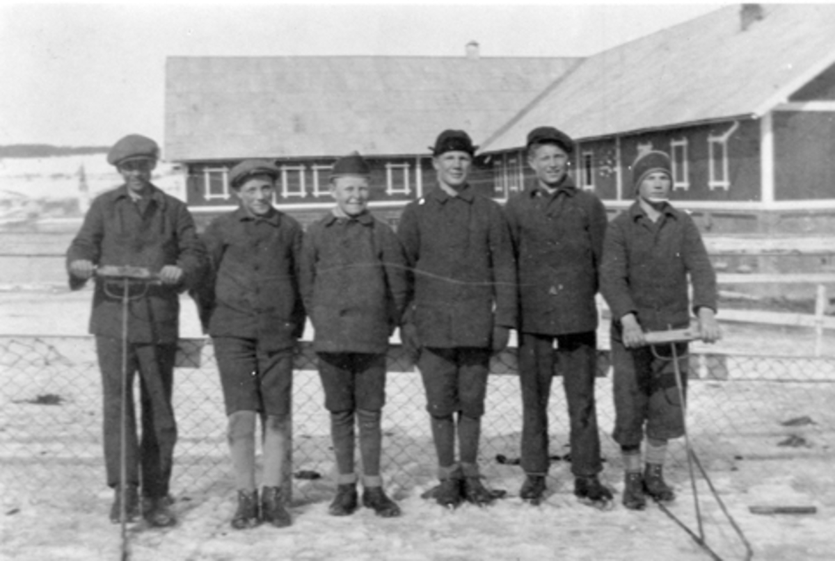 Anno Domkirkeodden, Gutter fra Toftes Gave, Helgøya med spark som har bare 1 meie. 1930-årene.