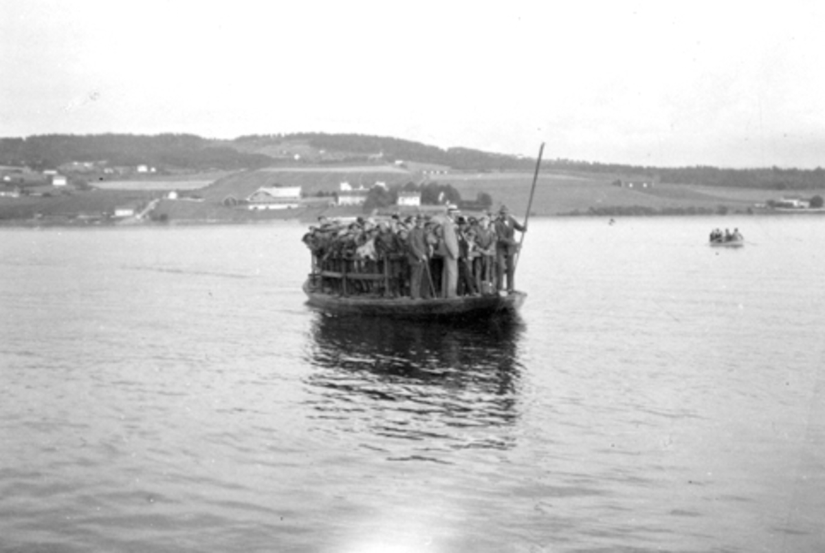 Anno Domkirkeodden, Ferje mellom Helgøya og Tingnes. Mjøsbåt bygd av Andreas Rønningen og satt i drift i 1928. Kapasitet på 2 personbiler. Her overlesset med gutter fra Toftes Gave. På 1930 tallet.
