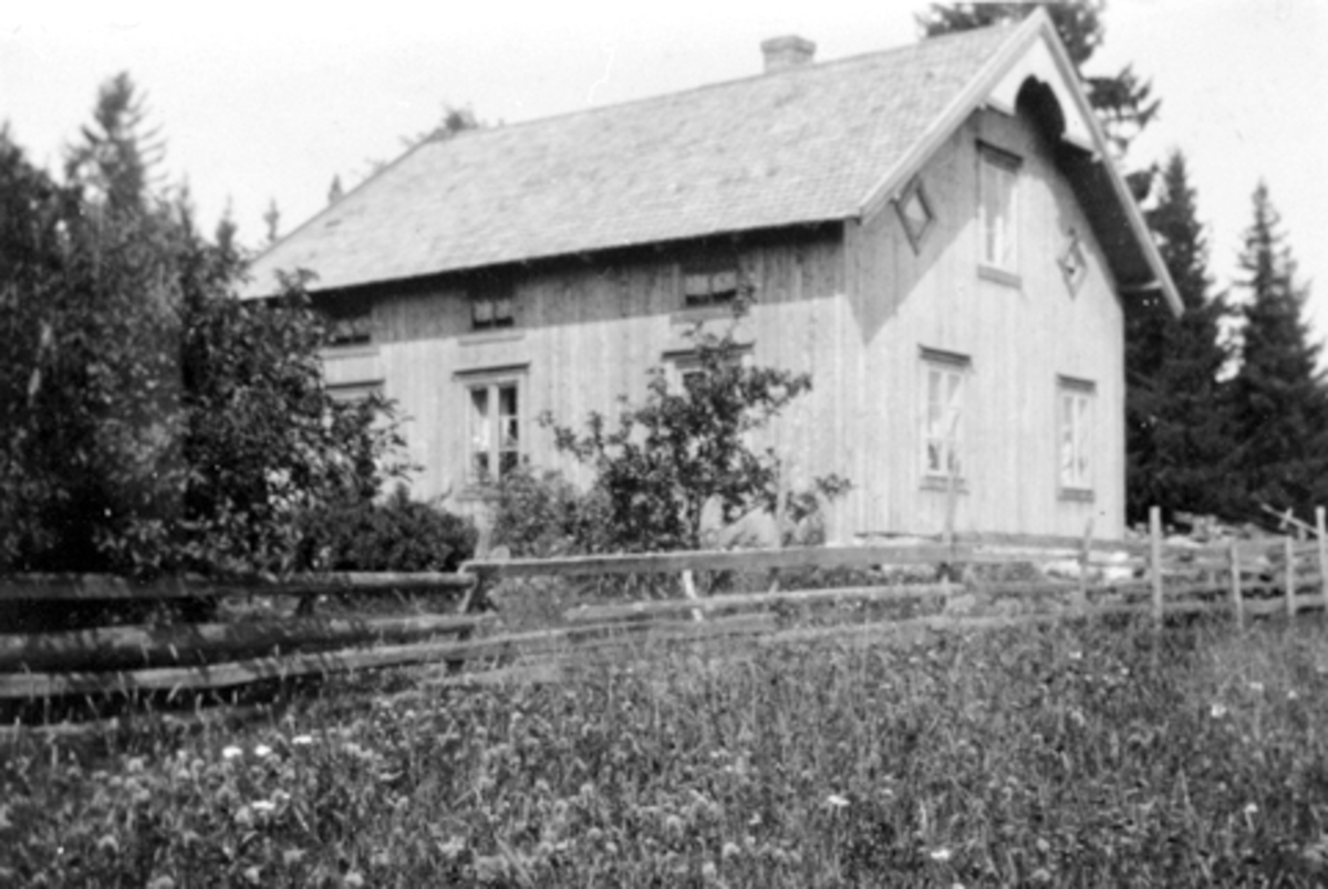 Anno Domkirkeodden, Eksteriør, huset i Lovisenberg/Nordmoen, Nes, Hedmark etter restaurering. Skylddelt fra Skjelve vestre i 1860. Huset ble mye brukt til møter i Nes Arbeiderforening: