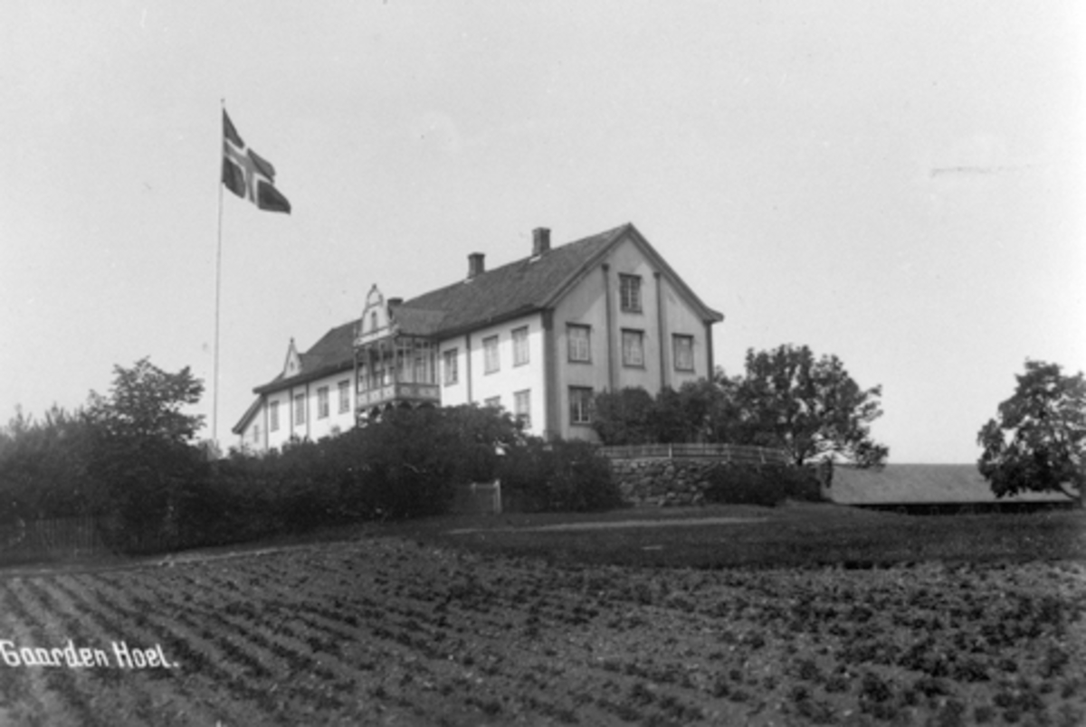 Anno Domkirkeodden, Postkort av hovedbygningen på "Gaarden Hoel", Nes, Hedmark.