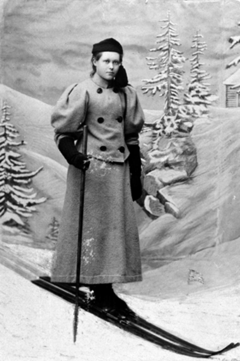 Anno Domkirkeodden, Gønner Stramrud F. Vold, Furnes. Skihopper, vant åpningsrennet i Vikerbakken 10. 3. 1895, seiner i administrasjonen i Furnes IL.