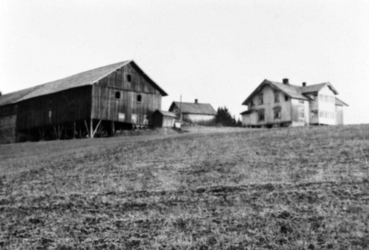 Anno Domkirkeodden, Eksteriør, Teksum, Nes, Hedmark. Låven er nå revet og nybygd. Hovedbygningen er restaurert. 1930-tallet.
