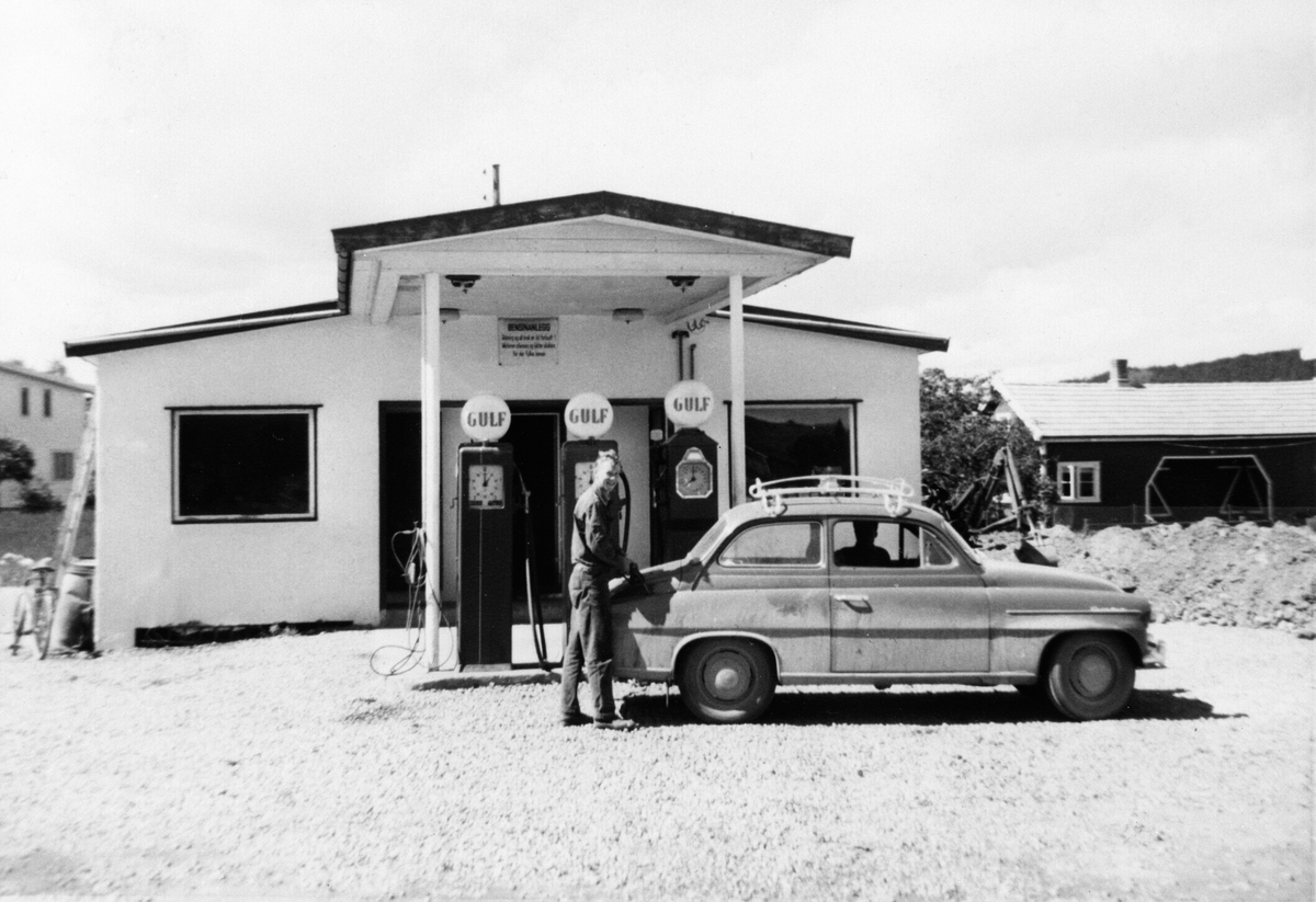 Anno Domkirkeodden, Jan Karlsen fyller bensin. Transportsentralen eid av Arne Eriksrud (1931-1991) i Stavsjø, Hedmark. Bilen er en Skoda Oktavia. Gulf Bensinstasjon.