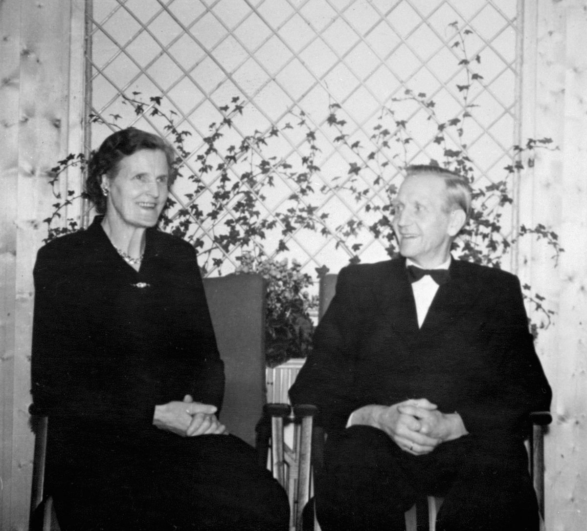 Anno Domkirkeodden, Ingeborg (1904-1991) og Leonard Teksum (1896-1971), nyttår 1955. Øde-Kise, Nes, Hedmark.