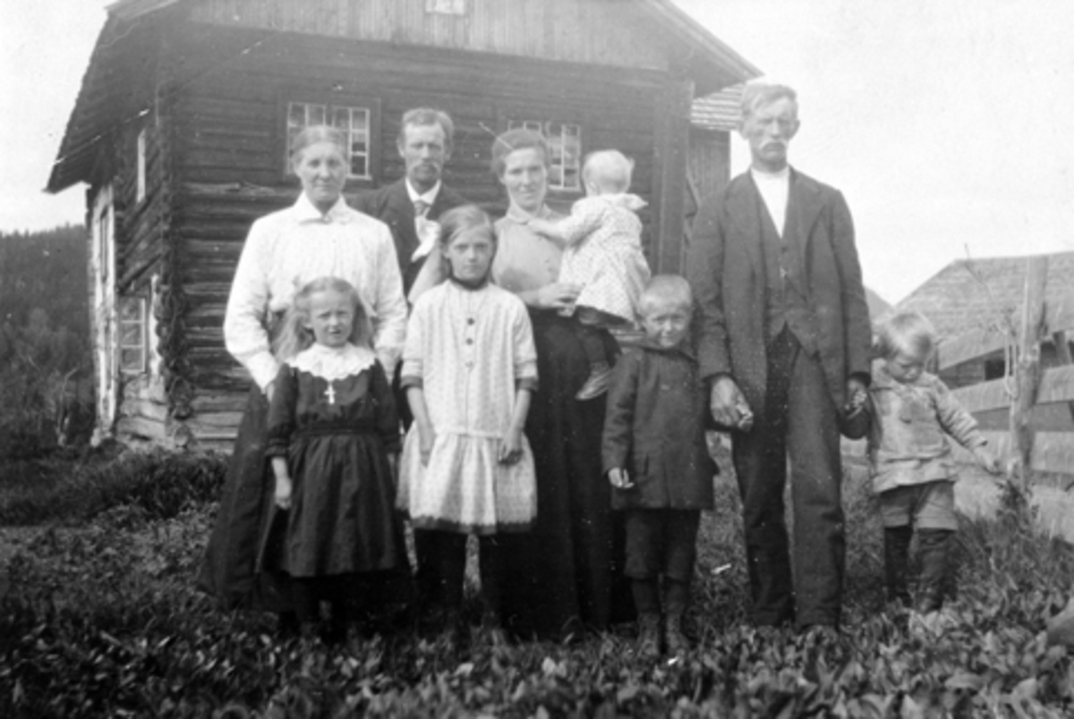 Anno Domkirkeodden, Familien Syverud. Foran fra venstre er Gunda, Ester, Nils med Paul og Johannes, Hanna , Arnt og Eleni Syverud. Bak er gamlebygget på Syverud gård, Ringsaker.