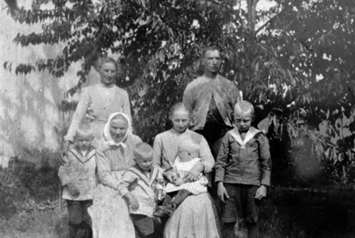 Anno Domkirkeodden, Familien på Konningrud, Stavsjø, Hedmark. Stående er Pauline (1874-1970) og Gudbrand (1876-1972). Foran fra venstre er Per (1916-1991), Pernille (1840-1929), Hans f.1918, Nanna (1888-1934) med Jacob f.1920 på fanget, Gudbrand (1913-1989).