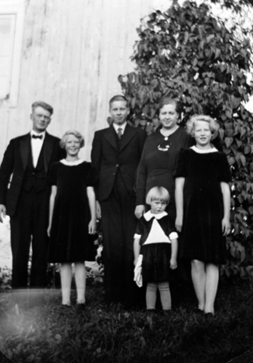 Anno Domkirkeodden, Familien Kolstad på Li: fv Even, Marit, Knut (Hans konfirmasjonsdag), Gunvor, Ragnhild og Jorunn (foran), Li Søndre, Nes.