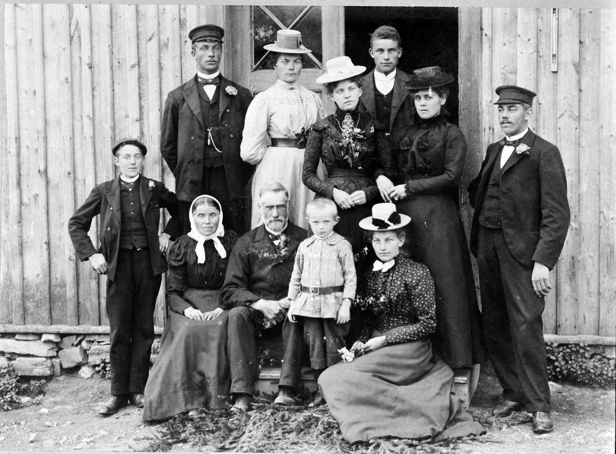 Anno Domkirkeodden, Familien på Konningrud, Nes, Hedmark. Stående fra venstre er Gunnar, Gudbrand Jr, Gønner, ukjent, Jacob, ukjent, Per. Sittende fra venstre er Pernille, Gulbrand Gulbrandsen Sr, fosterbarnet Ingvald Tøndevold F.1895. De 2 ukjent er trolig slektninger av Ingvald og Pauline (Polla).