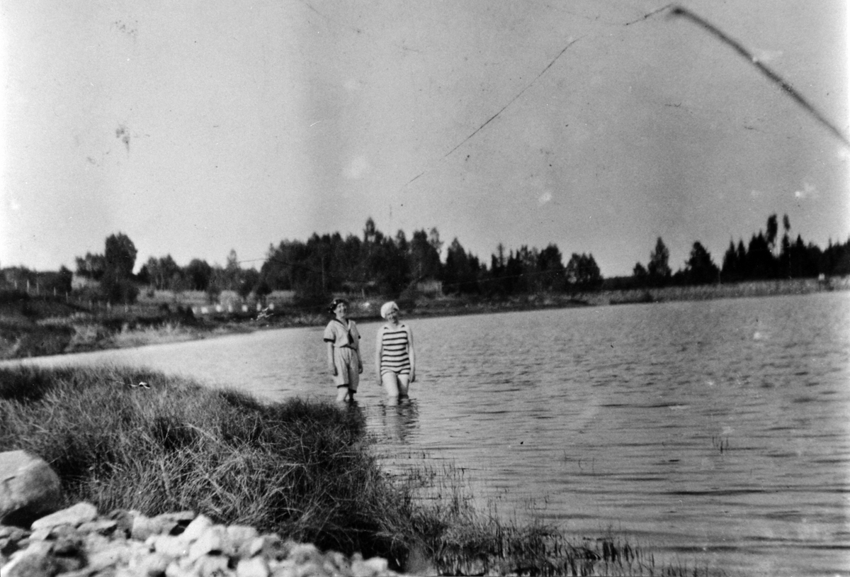 Anno Domkirkeodden, Signe og Anna Dæhli bader i Grøtlitjernet.