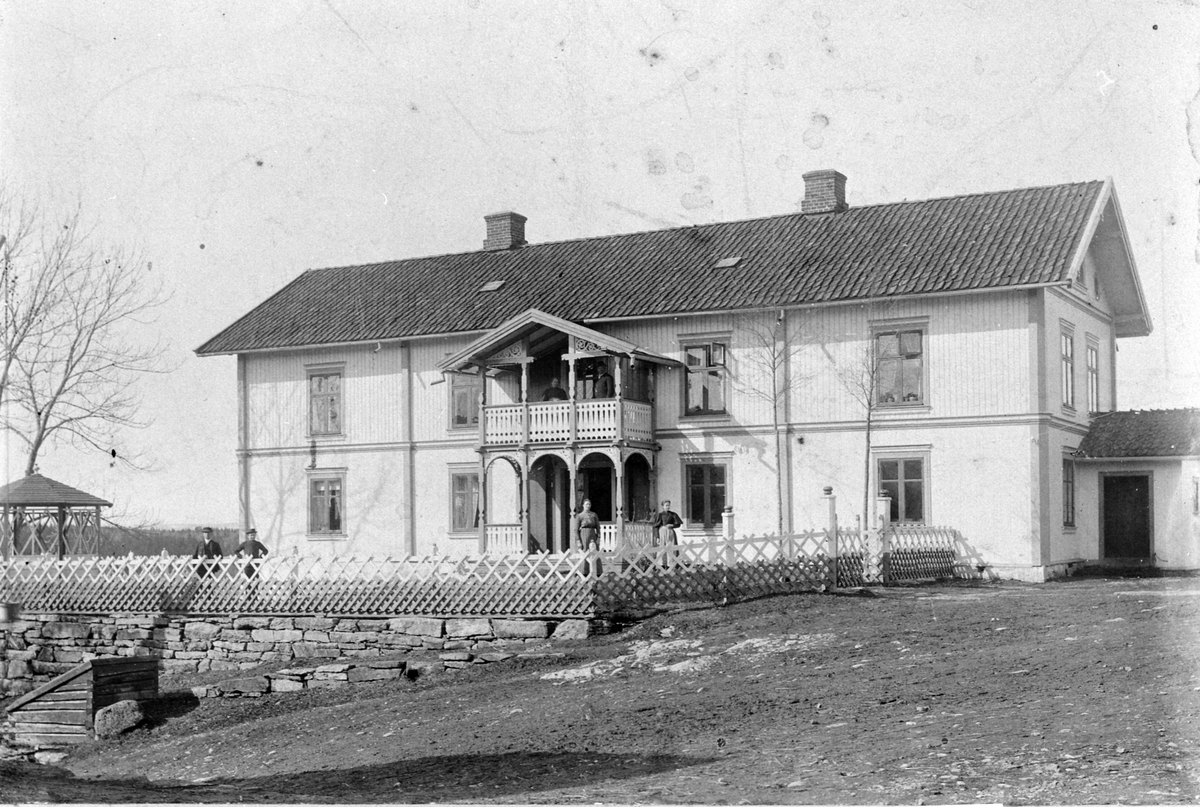 Anno Domkirkeodden, Hovedbygningen, lysthus på Huse øvre, Nes, Hedmark. Familie på tunet,