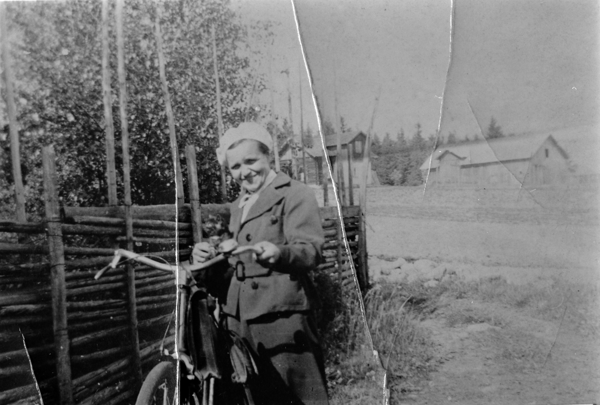 Anno Domkirkeodden, Anne Solvang F. 1892, utdanna ved Hamar Sykehus, helsesøster i Furnes (1916-19239 og (1938-1962), fikke kongens fortjenestemedalje i sølv i 1962.
