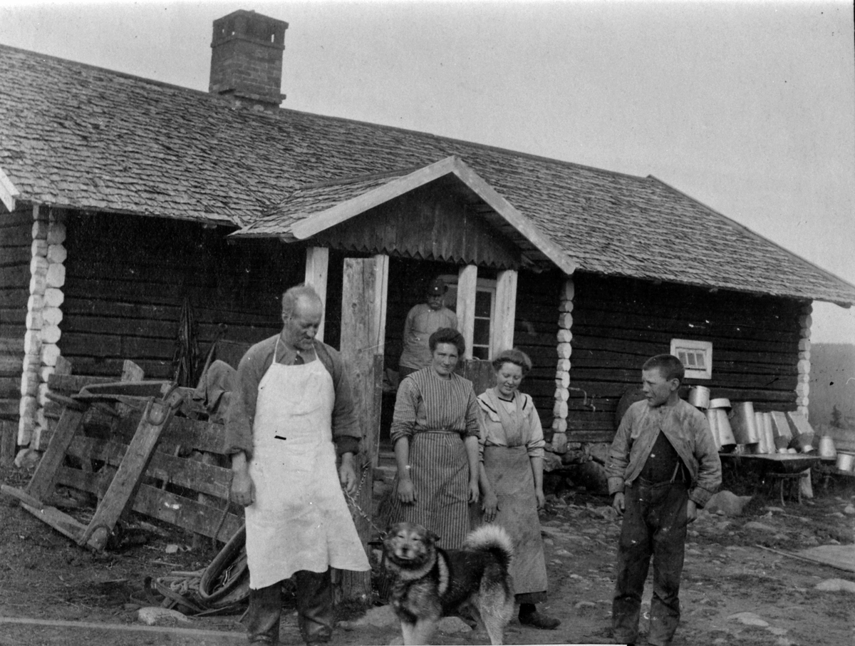 Anno Domkirkeodden, Folk utenfor seterhus i elgjakta, hund, folk fra Mørkved store, Brumunddal.