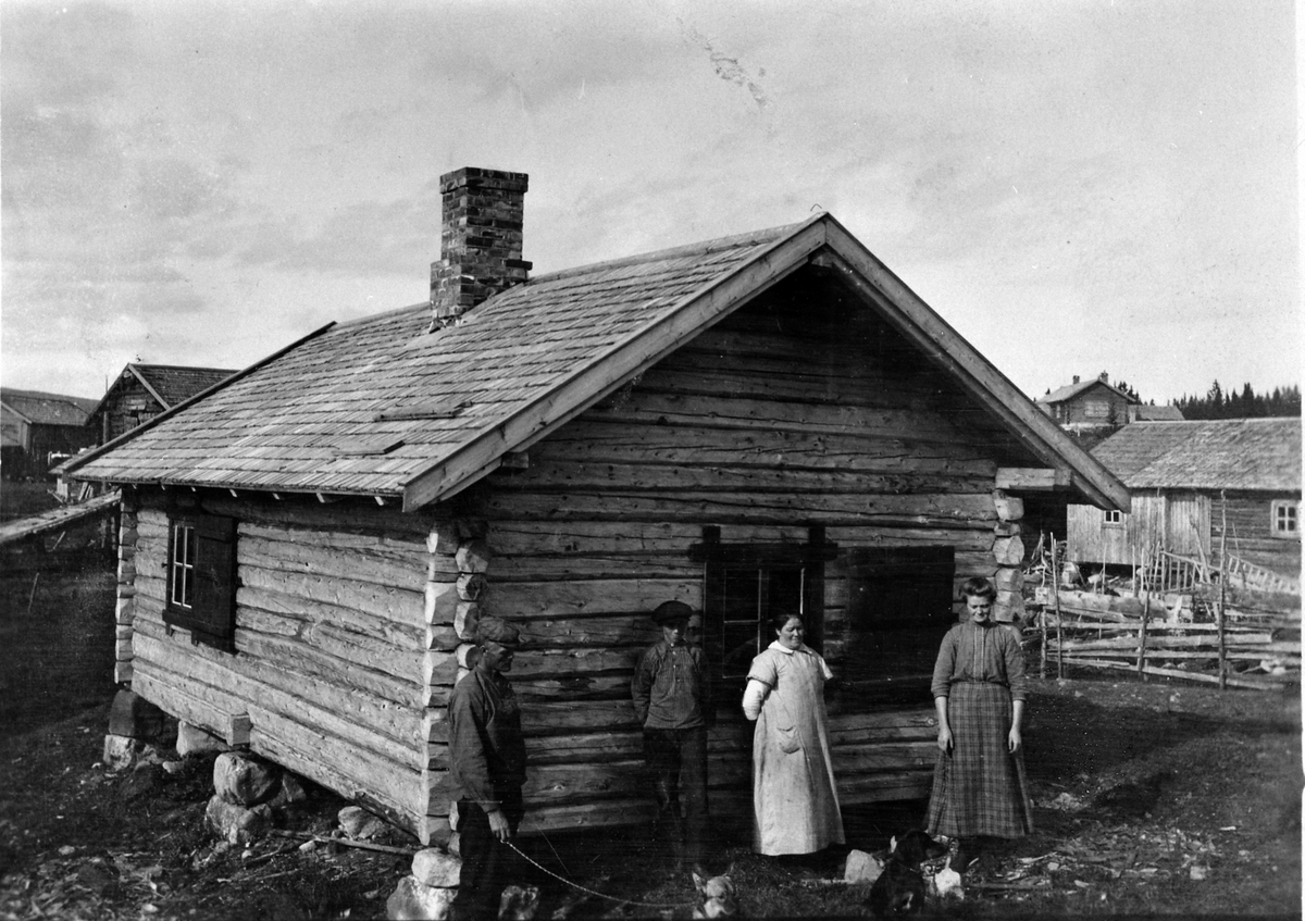 Anno Domkirkeodden, Fra venstre er Per Liem (1900-1918), meierske Gønner Olsen utafor størhuse, til høyre Nordre Lund, 1909-10, seterhus.