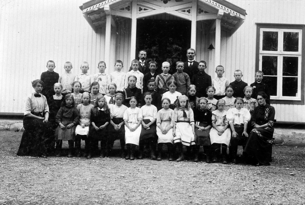 Anno Domkirkeodden, Elever og lærere ved Mørkved skole, Brumunddal i 1910-1911.