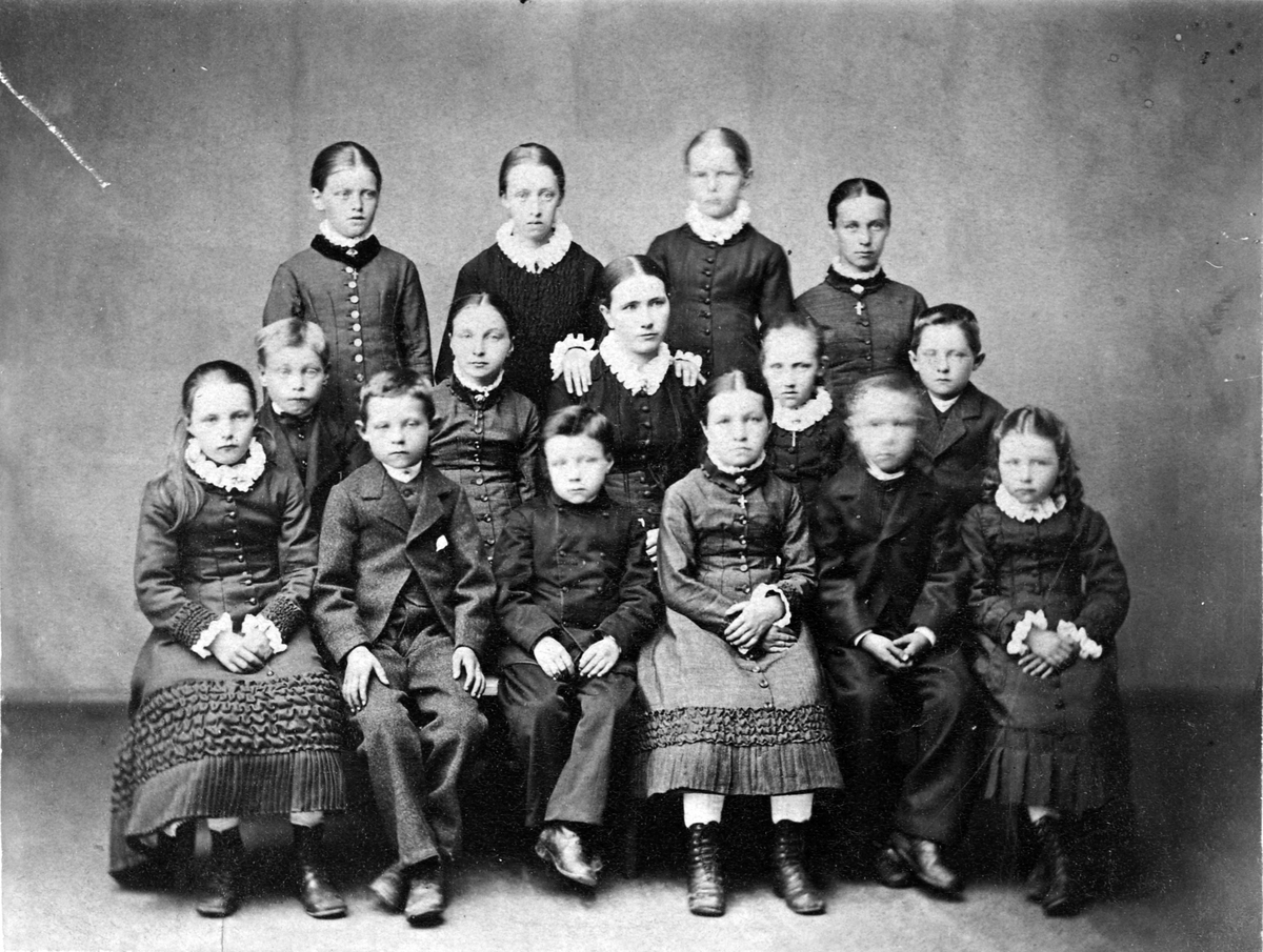 Anno Domkirkeodden, Elever og lærer Marthe Herseth ved Gålås skole, Furnes, Ringsaker. Hun tok over Snarud gård i Furnes.