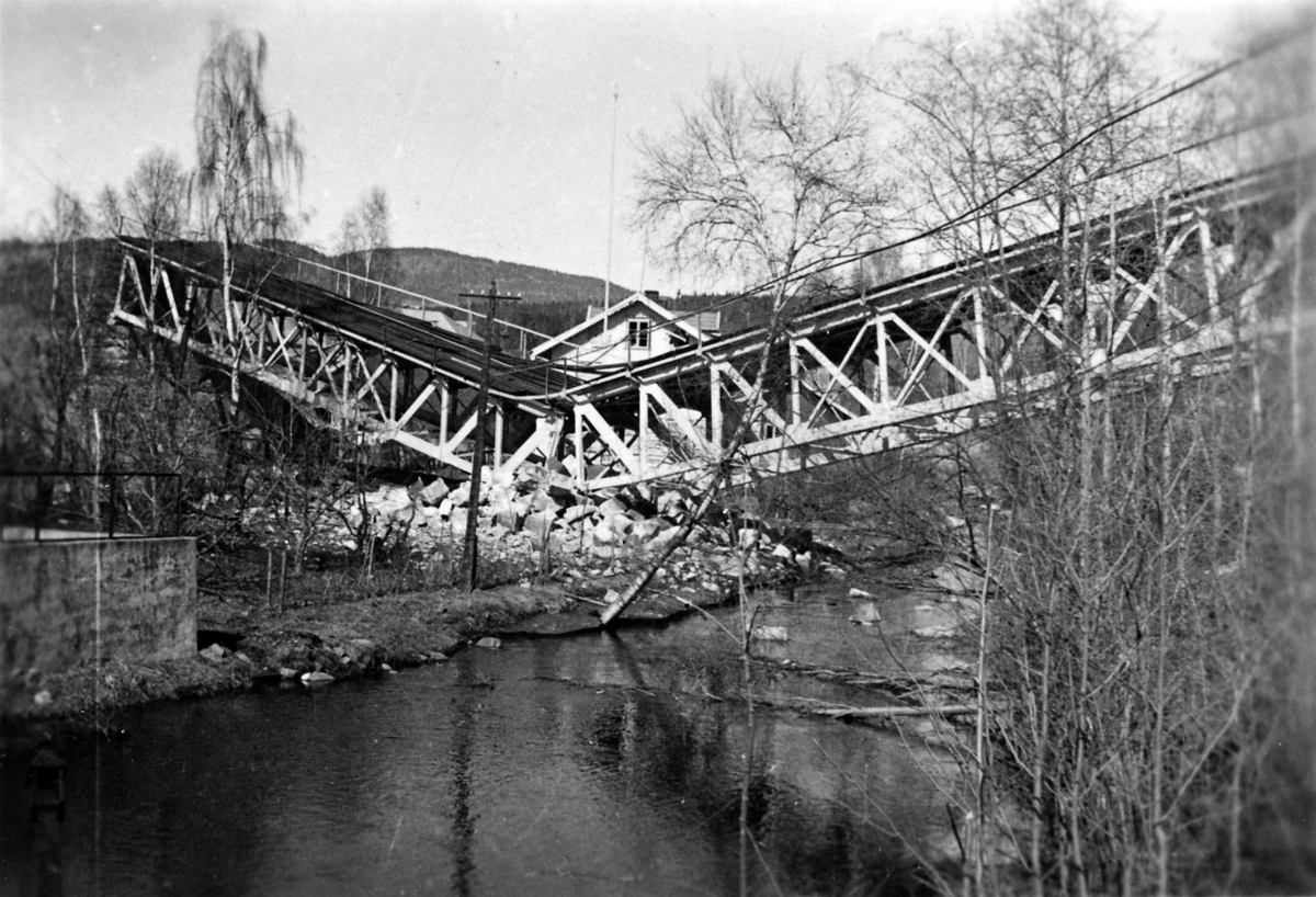 Anno Domkirkeodden, Jernbanebrua, Moelv, ble sprengt krigsvåren 1940.