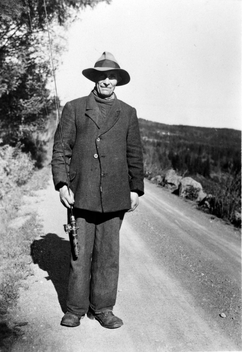 Anno Domkirkeodden, Jørgen Krypin (F. 6/8-1894, D. 25/6-1966), Elsvebakken, Åsmarkvegen, Krokengflåa, Ringsaker. "En enstøing som levde alene og hadde styrke til å følge sine egne tanker, et snillt og hjertgodt menneske".