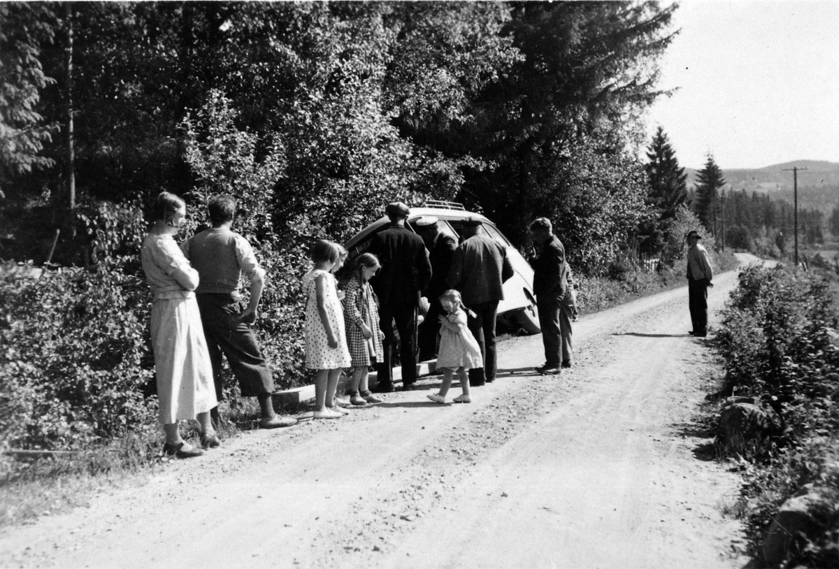 Anno Domkirkeodden, Åsmarkruta, utkjøring på søndagstur nedover til Moelv, Krokengflåa, Ringsaker. Fra venstre er Tina Krokengen, Martin Krokengen, Karen Brandbu (Andreassen), Bjørg Skar (Dale), Kari Skar, Gudrun Mikkelsen, Oluf Skar, Magne Bjerke (sjåfør), Gudbrand Krokengen, Lauritz Bekkeli, Hans Kroken.