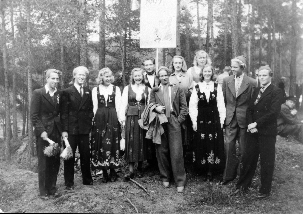Anno Domkirkeodden, Elever fra Ringsaker realskole, Moelv, parken ved Folkets Hus. Svein Stensaasen, Olav Guttu, Berit Østmo, Anne Margrethe Moe, Odd Huse, Magnus Tajet, Marie Haugen, Signe Bergundhaugen, Gunvor Tangnes, Magne Vestrum, Dag Bjørnar Anker Gundersen. 1947.