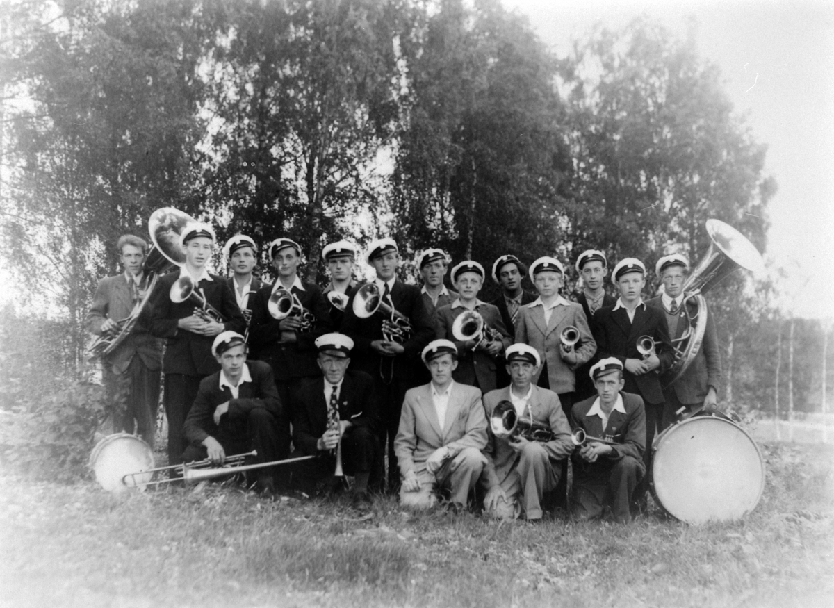Anno Domkirkeodden, Musikere fra Næroset Musikkforening i Skavlilunden, konsert med dans. Fra venstre Magne Rugsveen, Hartvig Knutsen, dirigent Kr. Bårdseth, Harald Bymyren, Ove Skar. 2. rekke fra venstre er Berulfsen, Magnus Medlien, Svein Medlien, Ole Skar, Thorolf Holum, Svein Andreassen, Oskar Krokengen, Jens Even…