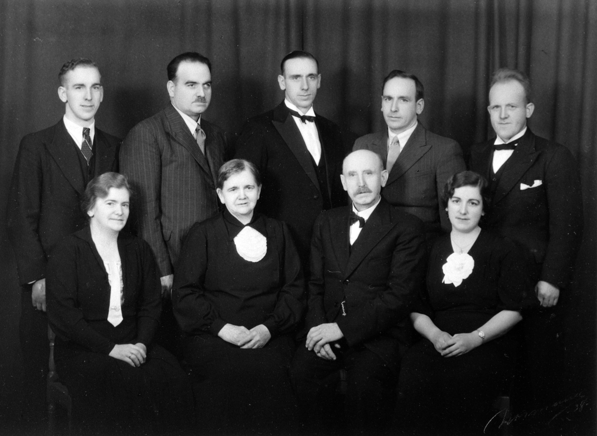 Anno Domkirkeodden, Karen (født Aaseth) og Ludvig Sandbakken med barn. Fra venstre er Birger, Adolf, Josef, Arvid og David, Anna og Martha. Fredheim, Brumunddal.