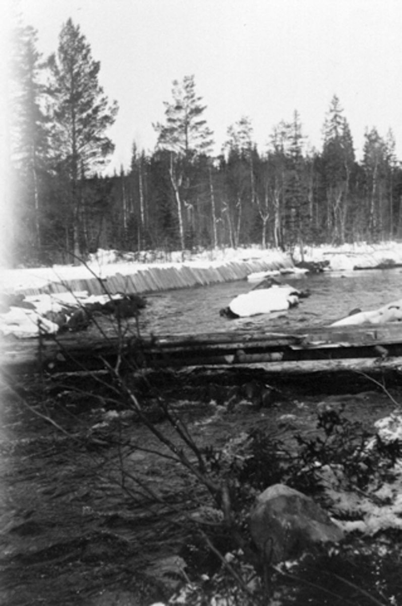 Anno Domkirkeodden, Utgraving av tilførselkanal til Moelv kraftstasjon, ble bygget for Moelv Cellulosefabrikk ca. 1907-1909. Kanalen var 1600 meter lang og kraftverket produserte ca. 800kw.