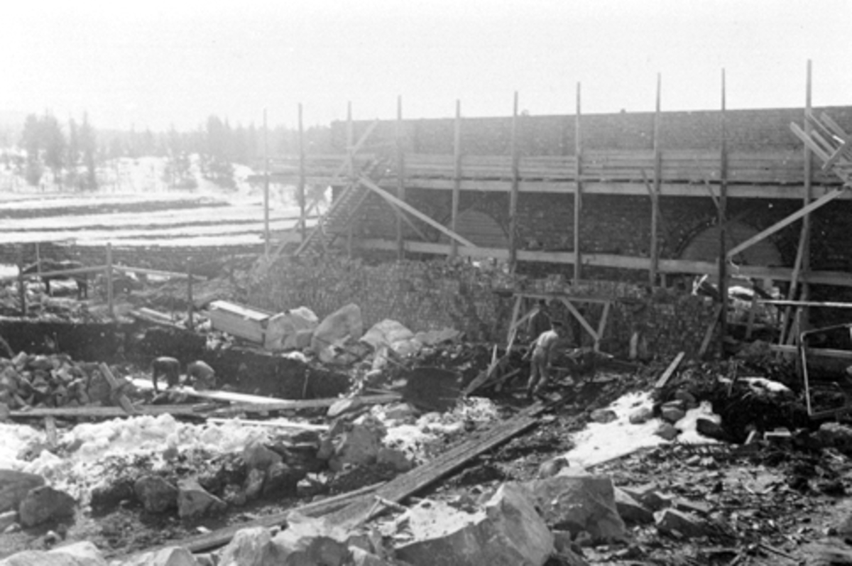 Anno Domkirkeodden, Bygging av Moelven Cellulosfabrikk, forskaling, ukjente arbeidere i virksomhet på tomta.