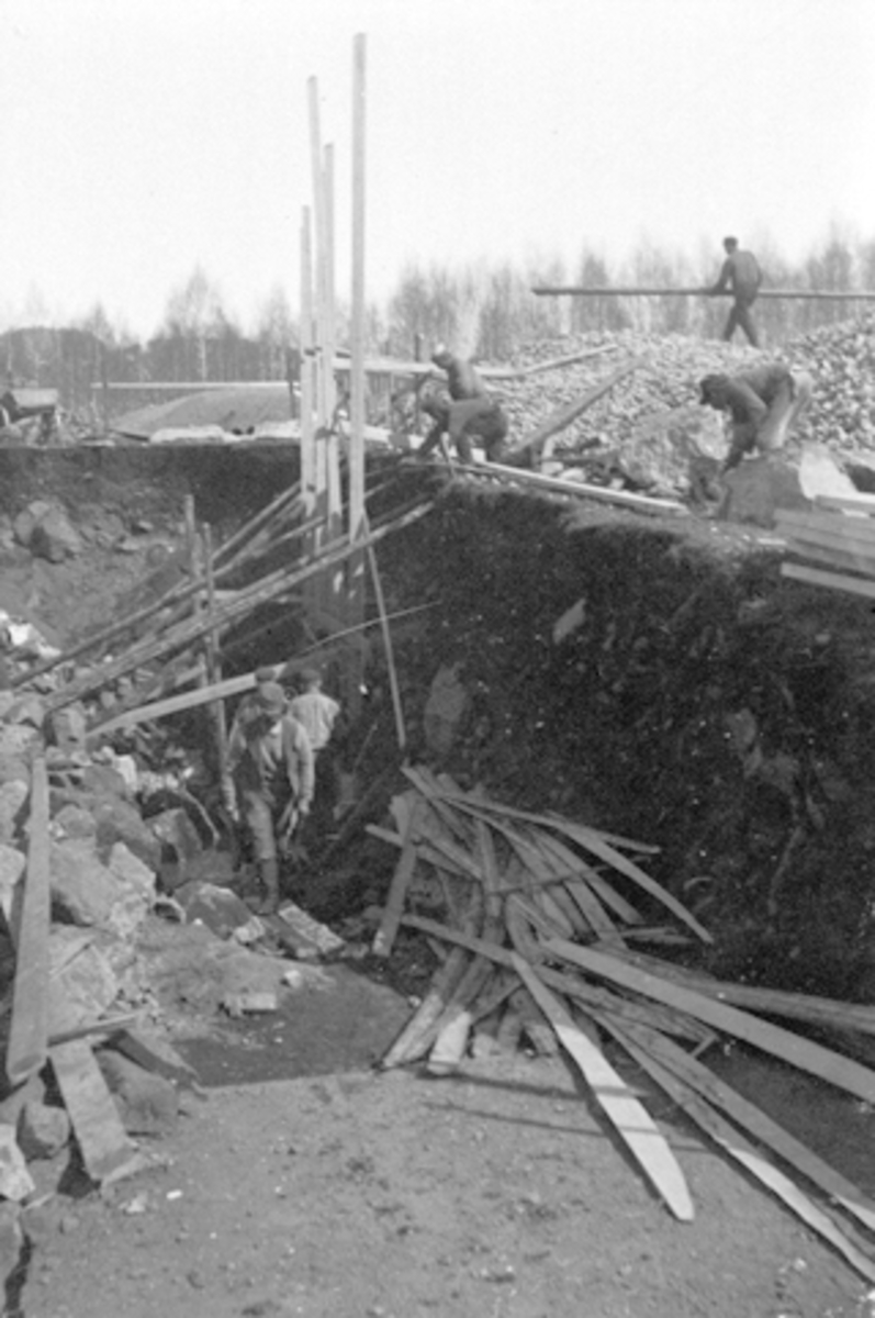 Anno Domkirkeodden, Bygging av Moelven Cellulosfabrikk, forskaling, ukjente arbeidere i virksomhet på tomta.