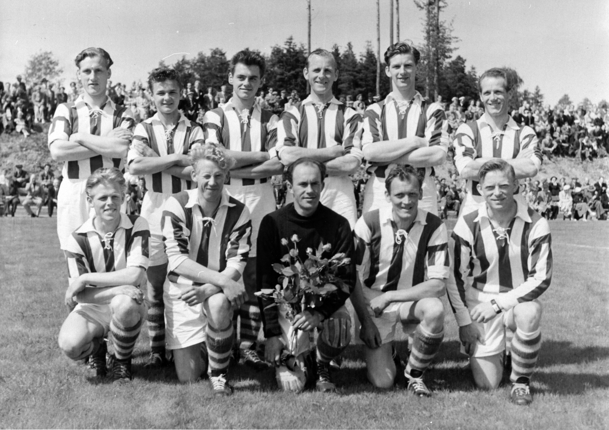 Anno Domkirkeodden, Gressbaneåpning, idrettsparken, Moelven Idrettslag, pinsen 1952. Foran fra venstre er Johs. Dobloug, Kaare Simensen, Karsten Kristiansen, Alf Olsen, Jarle Johansen. Bak fra venstre er Jarle Sigtbakken, Arne Johannesen, Gunnar Aas, Rolf Bakaas, Helge Tranget, Helge Schjerpen.