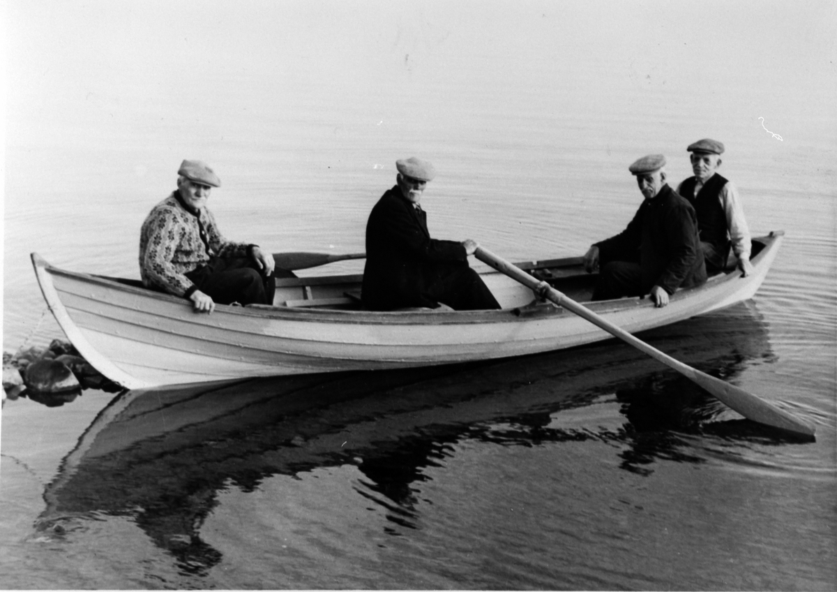 Anno Domkirkeodden, Ringstrand gamlehjem, beboere på rotur. Fra venstre er Johan Sørenstuen, Lars Hagen, Simen Eriksen, Anton Dokken.