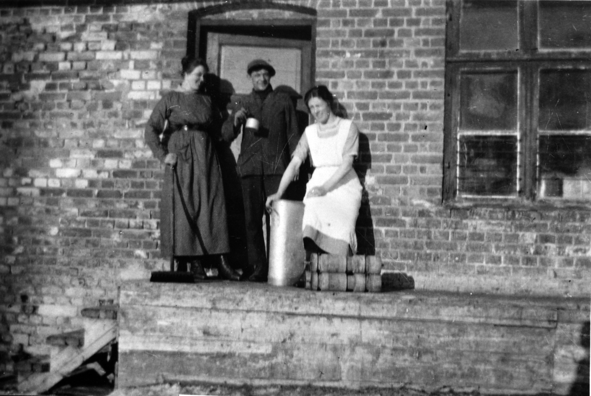 Anno Domkirkeodden, På trappa til Gaupen meieri, Ringsaker. Til høyre er kontordame Marie Høgseth, 1918-20.