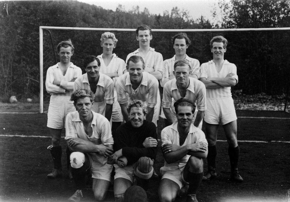Anno Domkirkeodden, Moelven Idrettslag fotball, mestere i klasse C, 1949. Foran fra venstre er Odd Tranget, Thorleif Skoglund, Knut Nilsen. Stående midten fra venstre er Kristian Strandbakken, Rolf Bakaas, Jarle Johansen. Bak fra venstre er Sverre Grødtlien, Kaare Simensen, Helge Tranget.