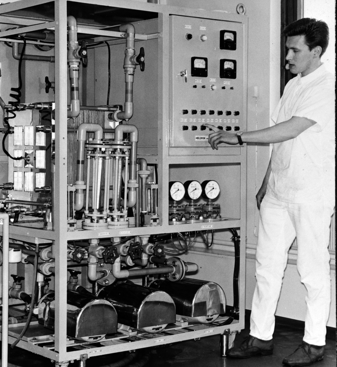 Anno Domkirkeodden, Hedmark Tørrmelk, Brumunddal, forsøkslab for destillering av sjøvann til ferskvann, ca. 1970.