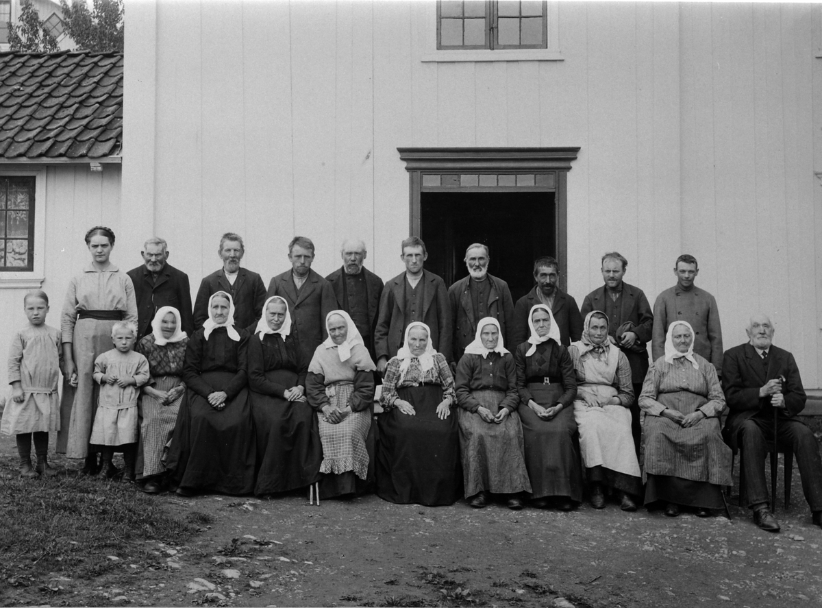 Anno Domkirkeodden, Gruppe beboere ved Holo gamlehjem, Gaupen, Ringsaker.