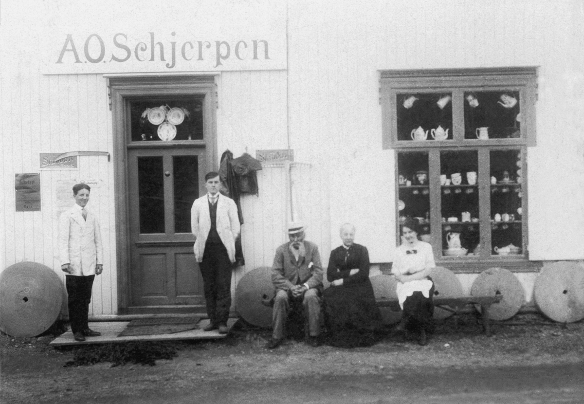 Anno Domkirkeodden, Landhandler A.O. Schjerpen, Byflaten, Veldre, Ringsaker. Fra venstre er 2 ukjente handelsbetjenter, A.O. Schjerpen (1841-1913) , Kristine Elenore Schjerpen (1841-1934), født Torgersen på Tjøme. Til høyre er ukjent. 1905-1910.