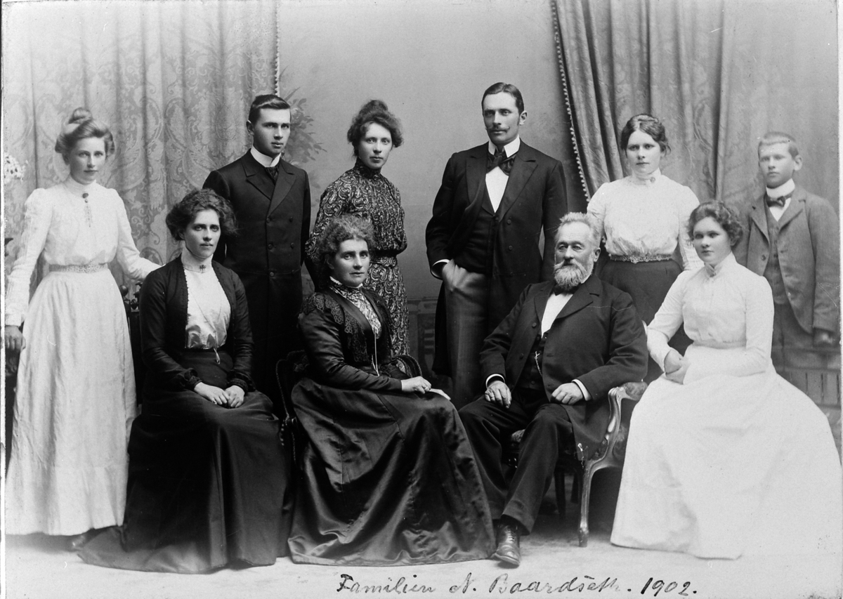 Anno Domkirkeodden, Gruppe, familien til Nils Baardseth, 1902. Ringsaker.