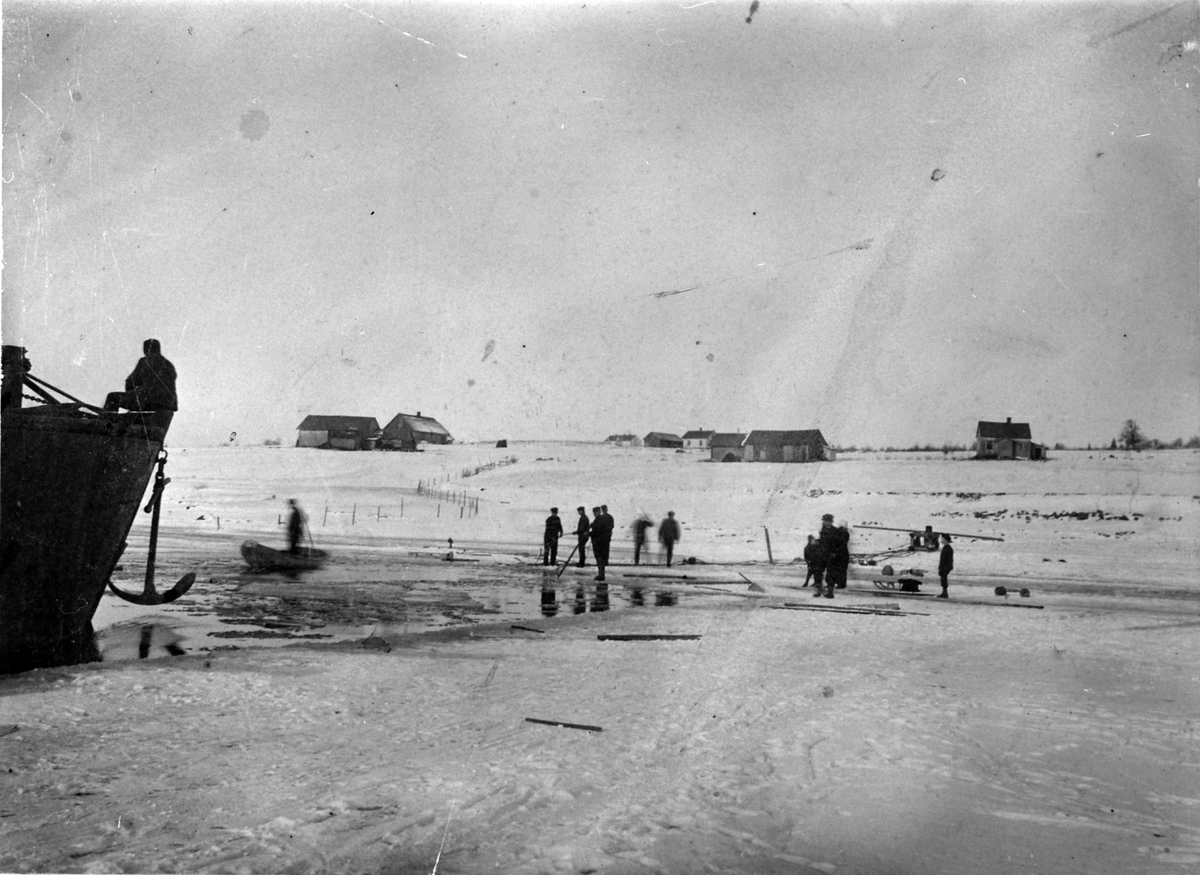 Anno Domkirkeodden, Folk sager is på Mjøsa. Baugen på Mjøsbåt, I bakgrunnen er småbruk og husmannsplasser. Ca. 1910. Ukjent sted.