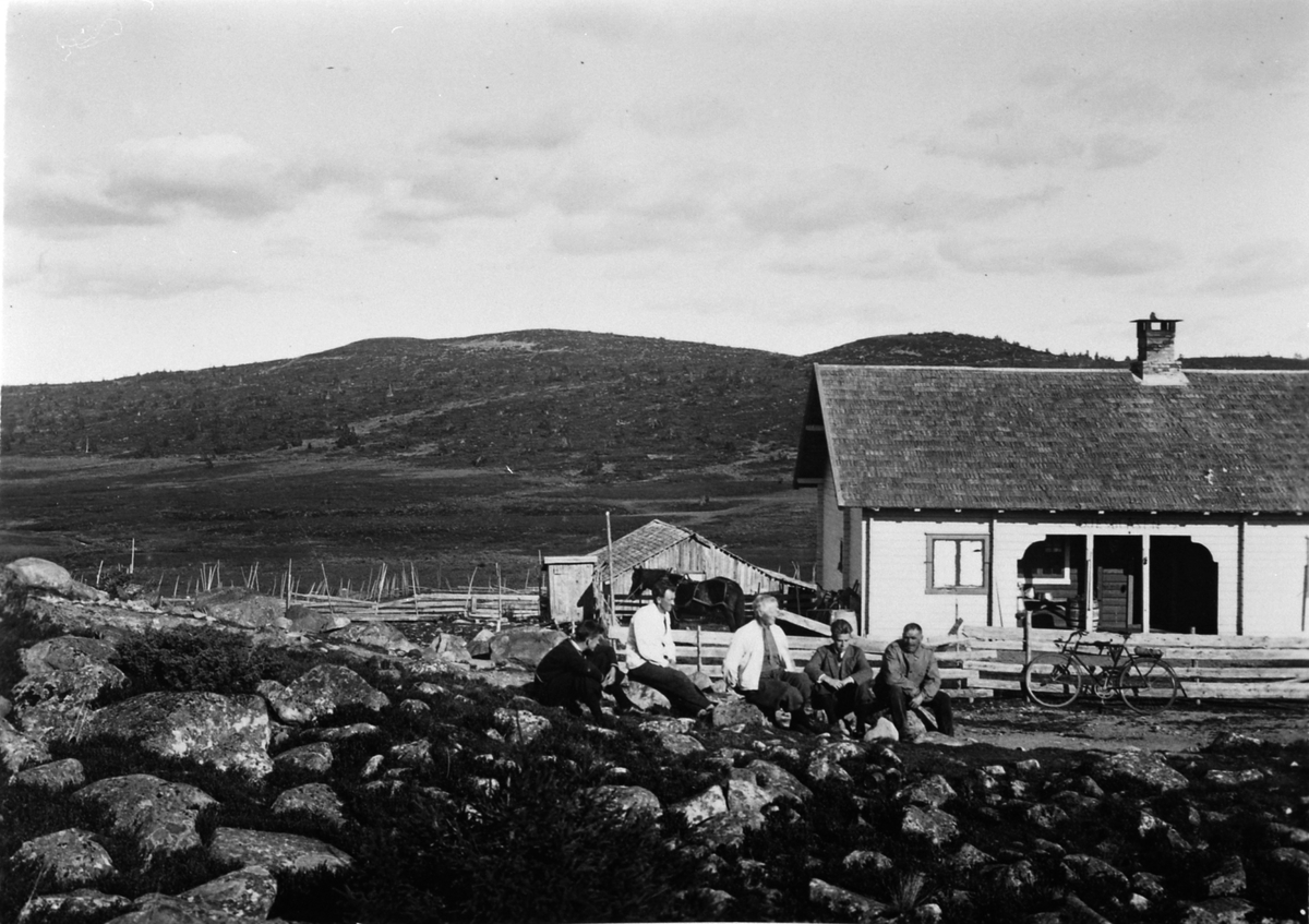 Anno Domkirkeodden, Eksteriør, seter, Gjesbuåsen, gruppe menn utenfor.