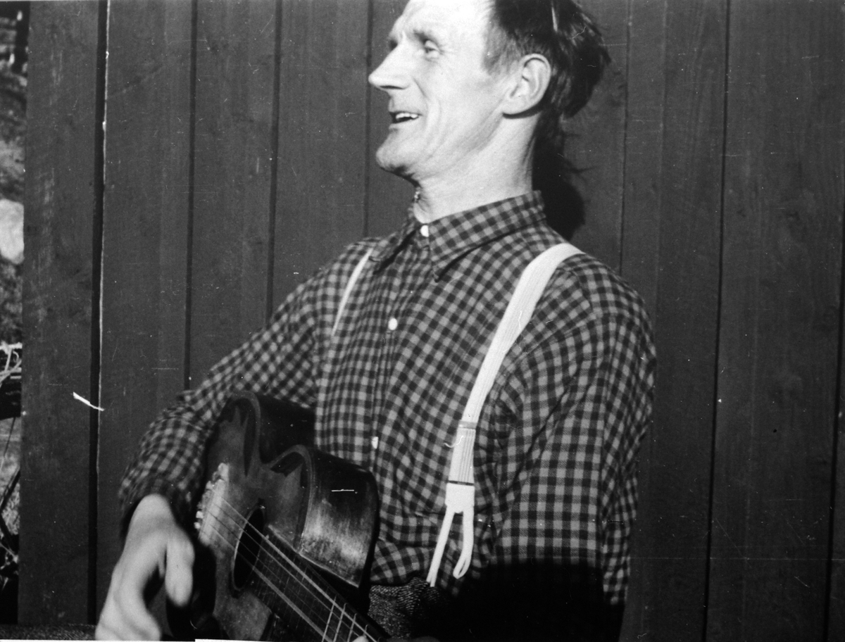 Anno Domkirkeodden, Thor Solbakken med gitar, Mesnalia, Ringsaker.