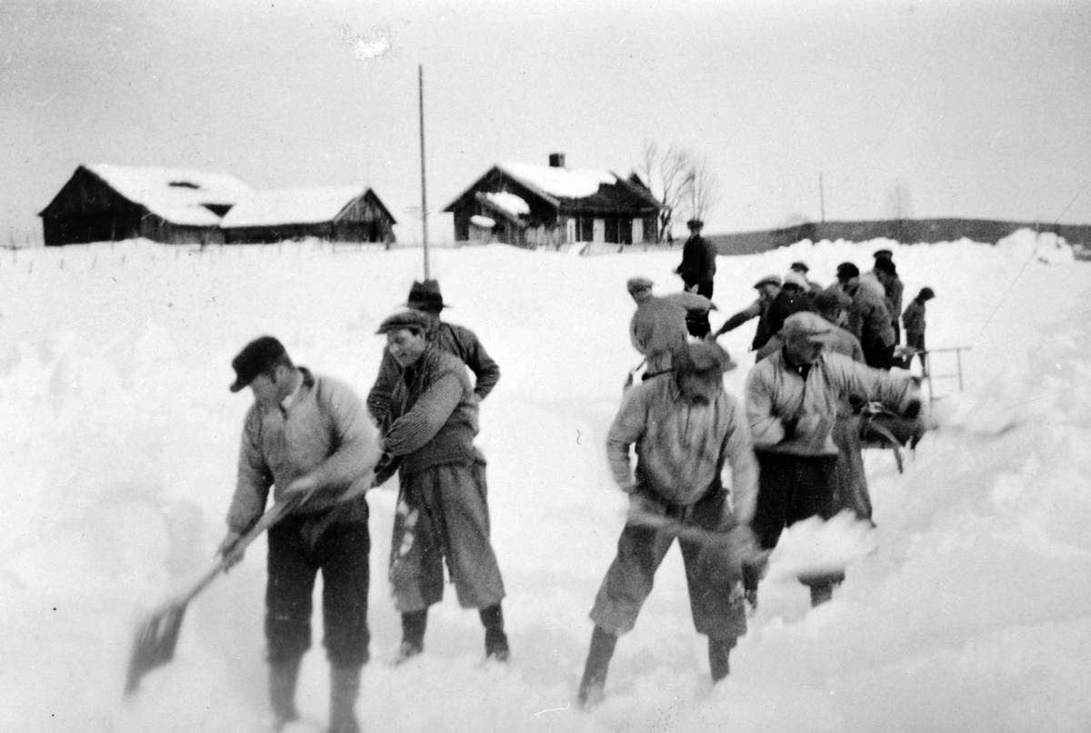 Anno Domkirkeodden, Måkemannskap ved Tuv, Veldre, Ringsaker, 01. 04. 1940, snømåking, rydding av veg med spader.