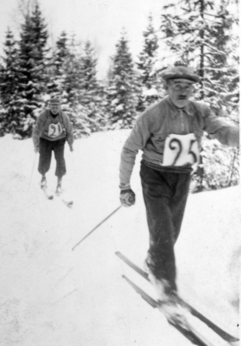 Anno Domkirkeodden, Veldre småbrukerlags skirenn, Kolden, 1941. Foran er Johan Knivlerud, Petter Skaugen.