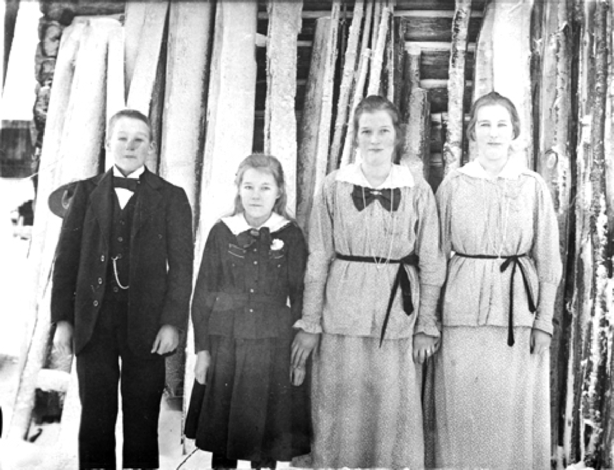 Anno Domkirkeodden, Andreas, Anna, Magda og Helga Sveum, Veldre, Ringsaker.